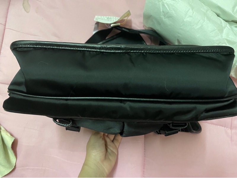 prada 雙釦帶尼龍郵差包-8