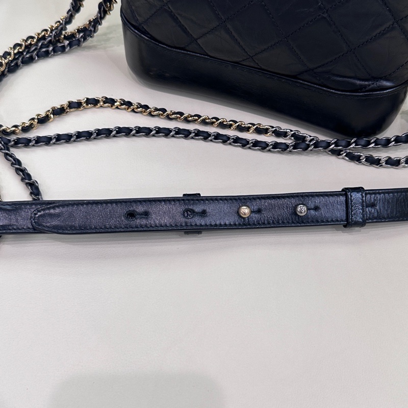 🌷保卡款！ Chanel 香奈兒 Gabrielle 流浪包 黑金牛皮 小號-11