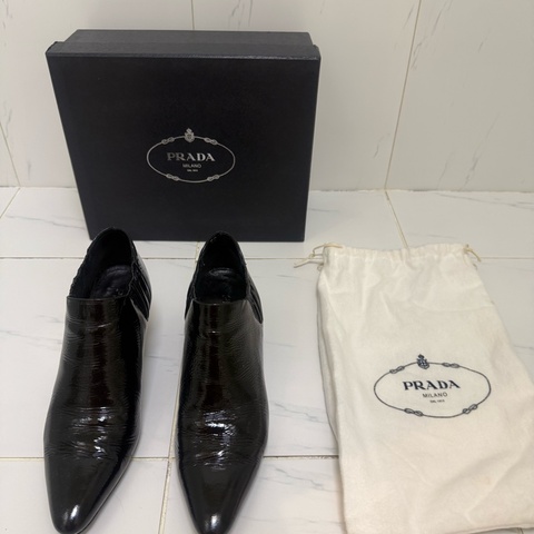 PRADA黑色漆皮低跟短靴