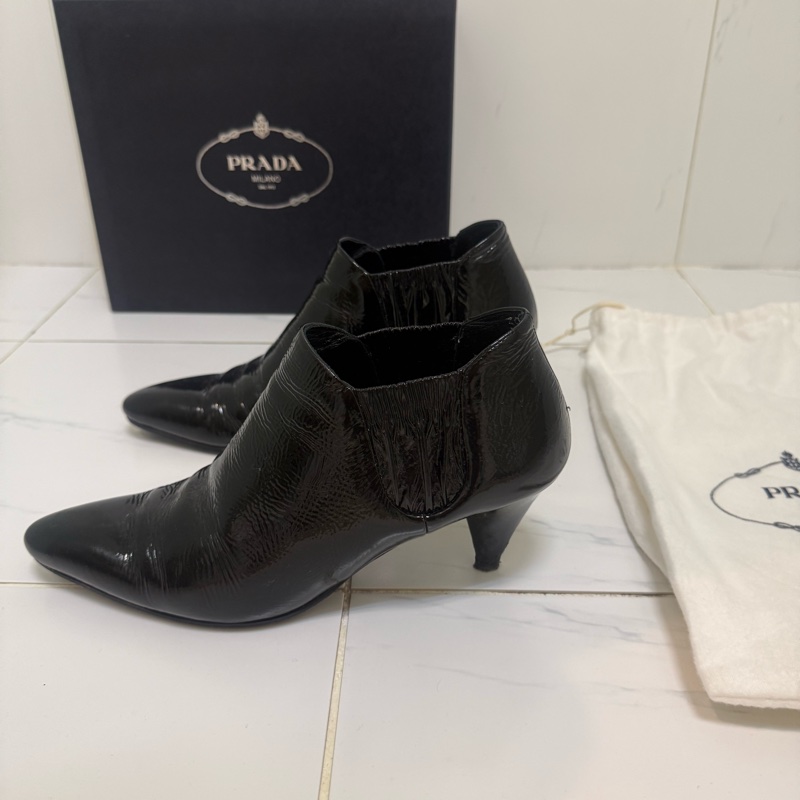 PRADA黑色漆皮低跟短靴-1