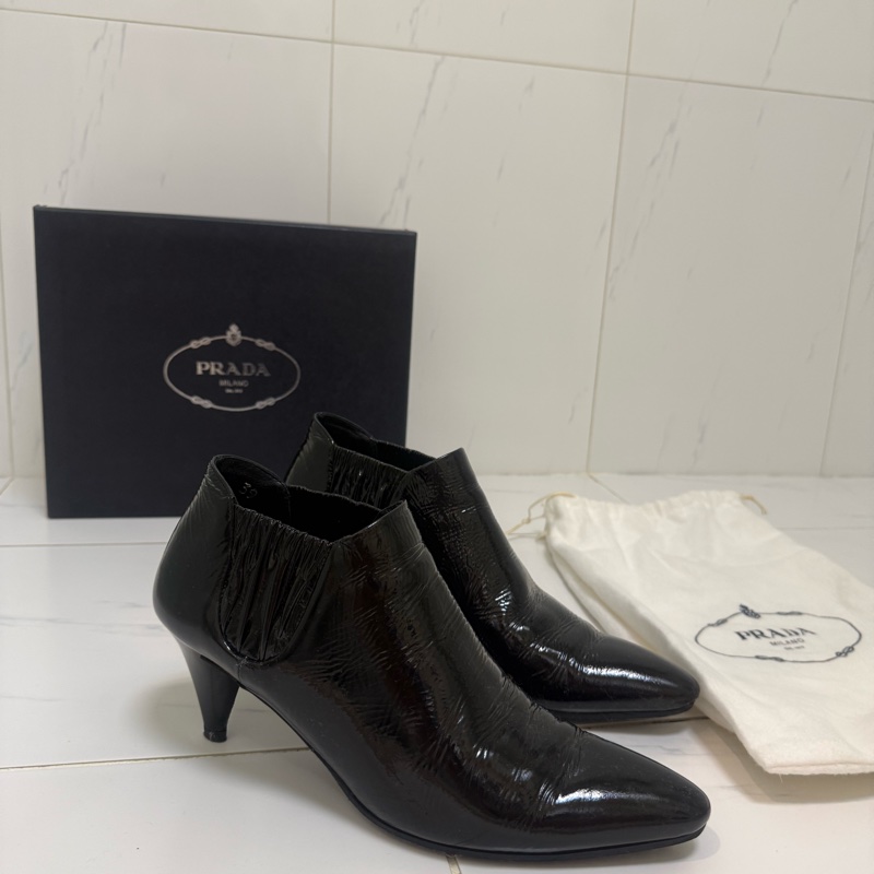 PRADA黑色漆皮低跟短靴-2