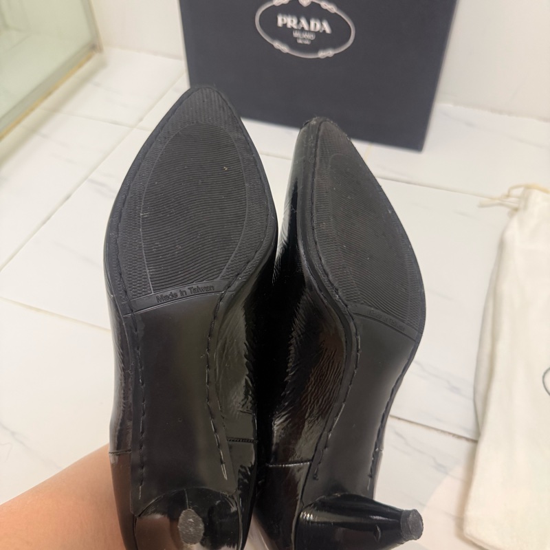 PRADA黑色漆皮低跟短靴-3