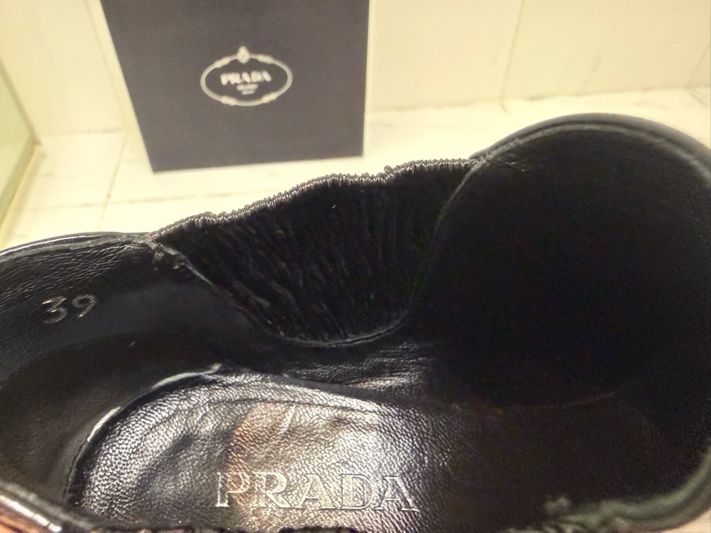PRADA黑色漆皮低跟短靴-5