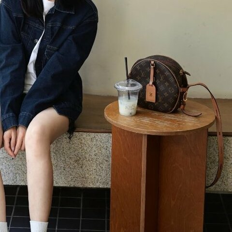 Louis Vuitton -原花軟殼斜背圓餅包