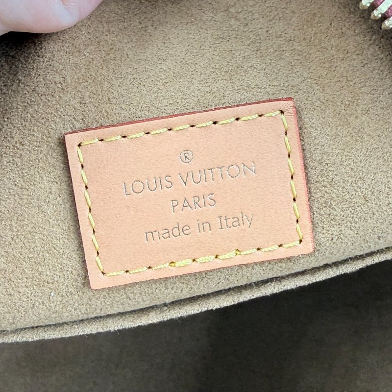 Louis Vuitton -原花軟殼斜背圓餅包-14