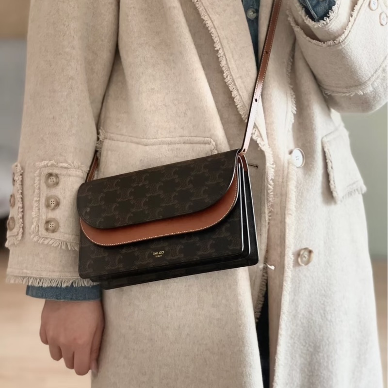 Celine賽琳老花棕牛皮Triomphe WOC雙層信封包💼 斜背包 10D852FBY04LU-3