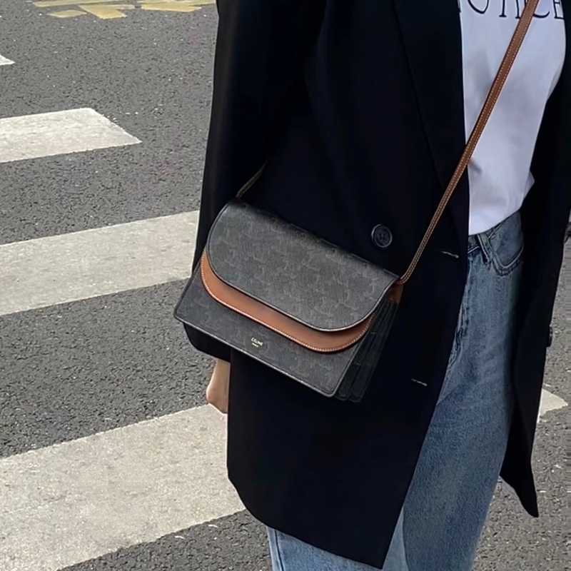 Celine賽琳老花棕牛皮Triomphe WOC雙層信封包💼 斜背包 10D852FBY04LU-4