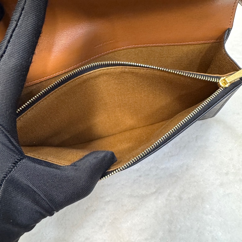 Celine賽琳老花棕牛皮Triomphe WOC雙層信封包💼 斜背包 10D852FBY04LU-21