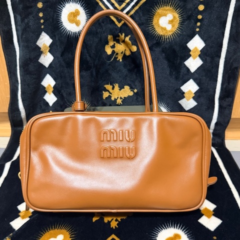 Miu Miu Beau 中號（Medium） 長手柄 保齡球包 焦糖色