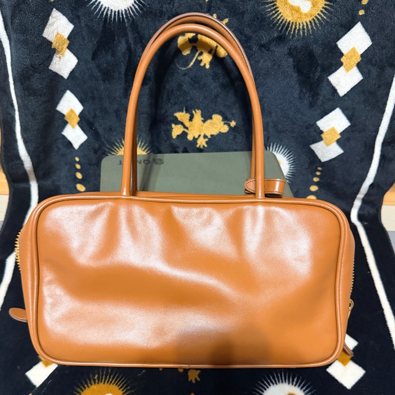 Miu Miu Beau 中號（Medium） 長手柄 保齡球包 焦糖色-1