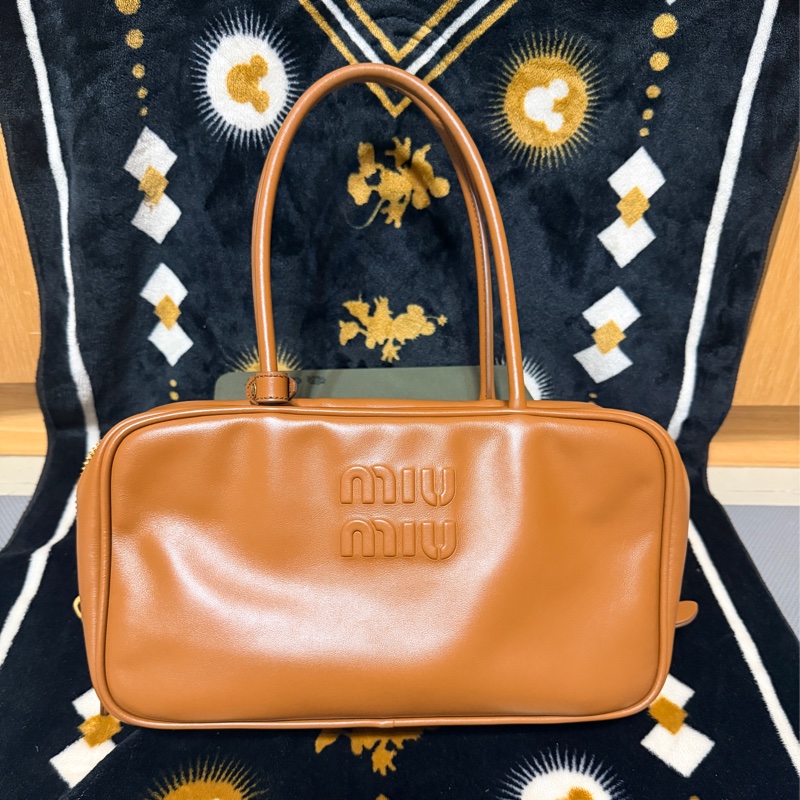 Miu Miu Beau 中號（Medium） 長手柄 保齡球包 焦糖色-5