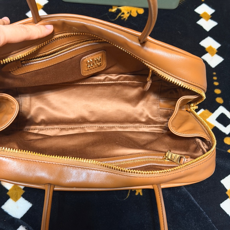 Miu Miu Beau 中號（Medium） 長手柄 保齡球包 焦糖色-15