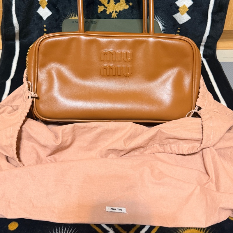 Miu Miu Beau 中號（Medium） 長手柄 保齡球包 焦糖色-20