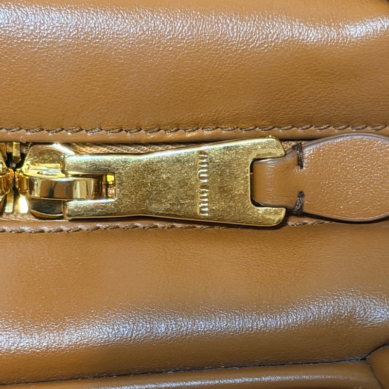 Miu Miu Beau 中號（Medium） 長手柄 保齡球包 焦糖色-23