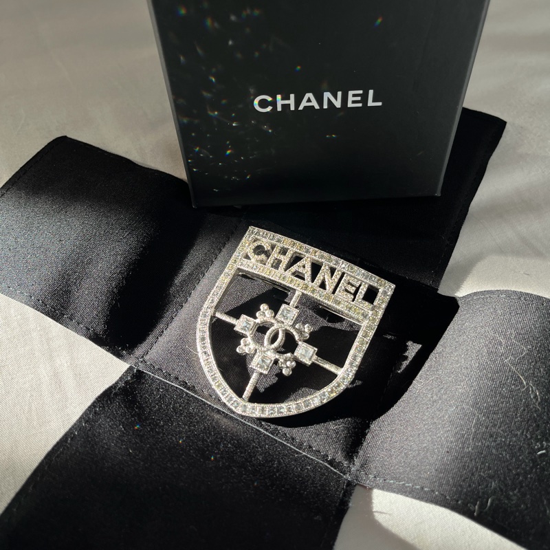 Chanel絕版show款銀水晶盾牌胸針-0