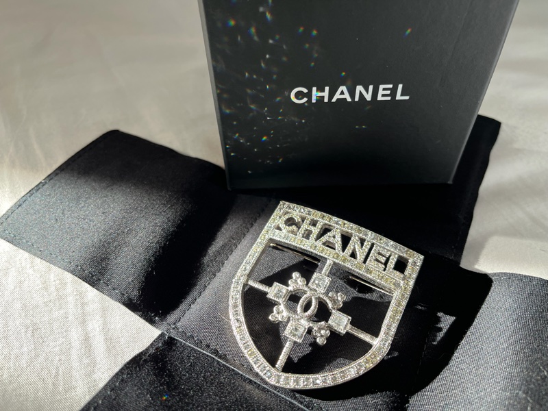 Chanel絕版show款銀水晶盾牌胸針-1