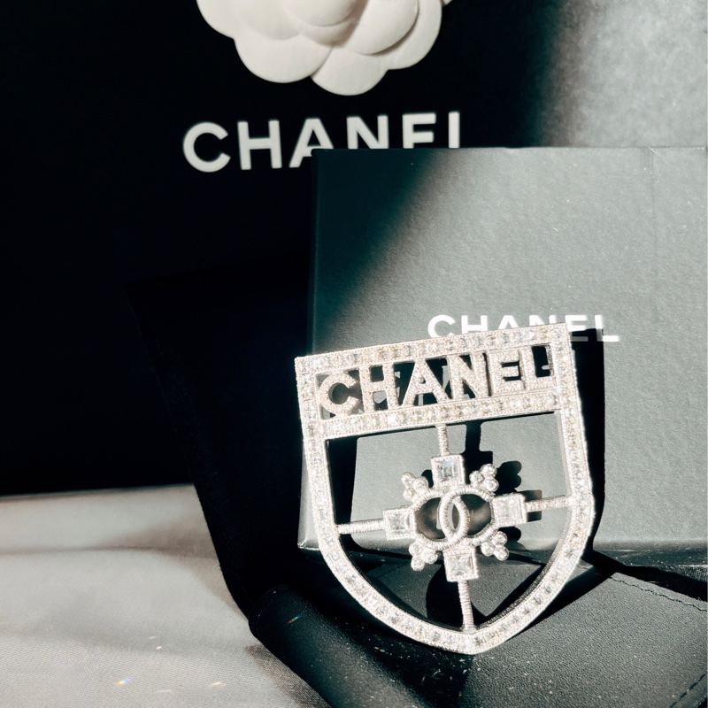 Chanel絕版show款銀水晶盾牌胸針-2