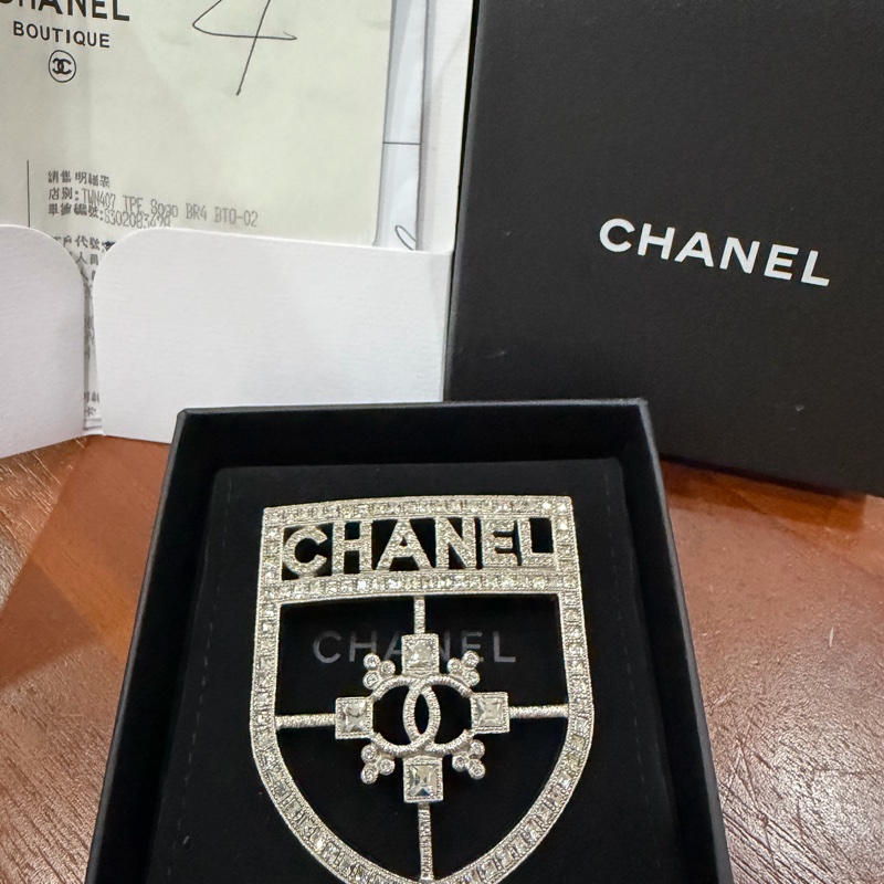 Chanel絕版show款銀水晶盾牌胸針-3