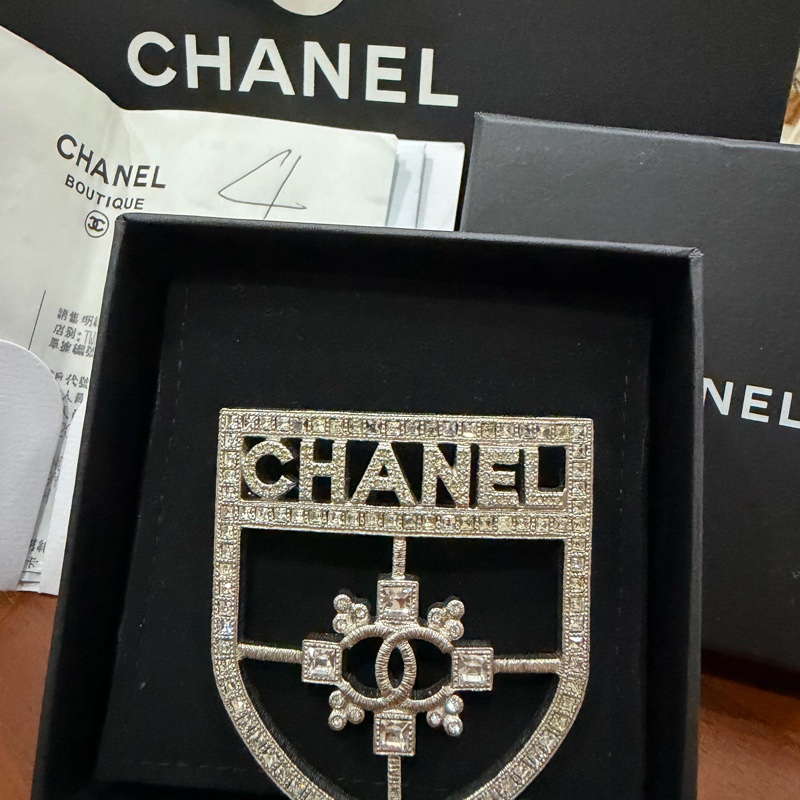 Chanel絕版show款銀水晶盾牌胸針-4