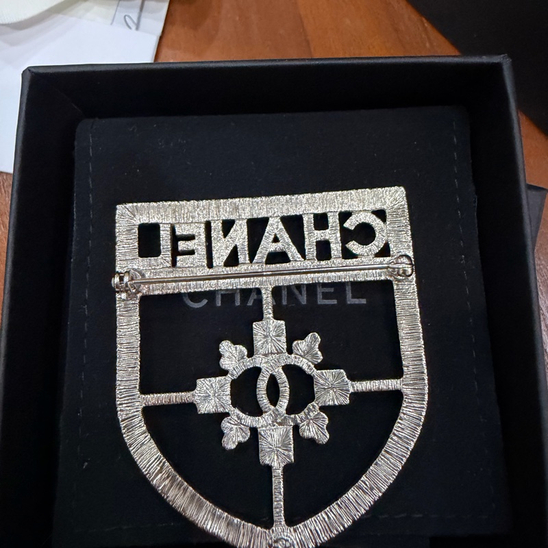 Chanel絕版show款銀水晶盾牌胸針-6