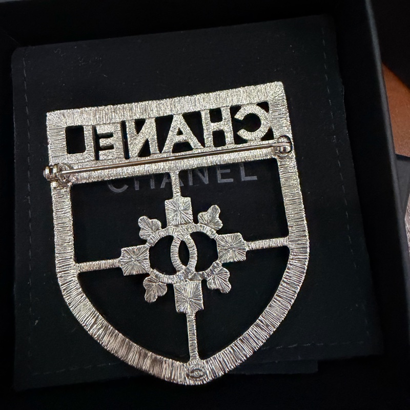 Chanel絕版show款銀水晶盾牌胸針-8
