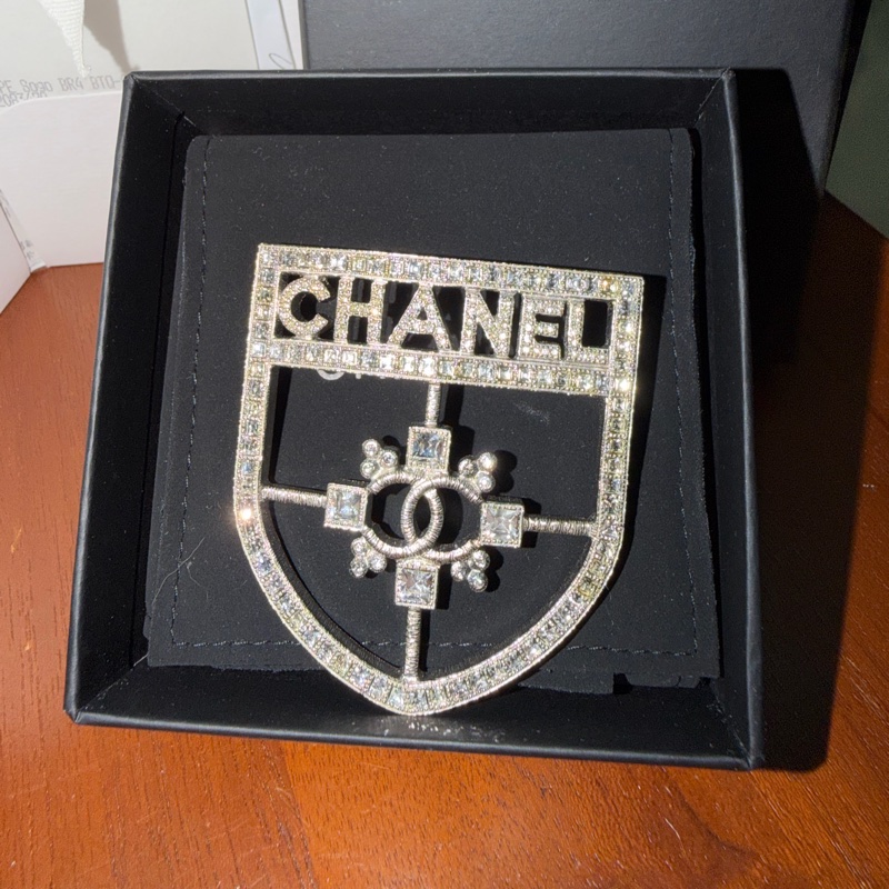 Chanel絕版show款銀水晶盾牌胸針-10