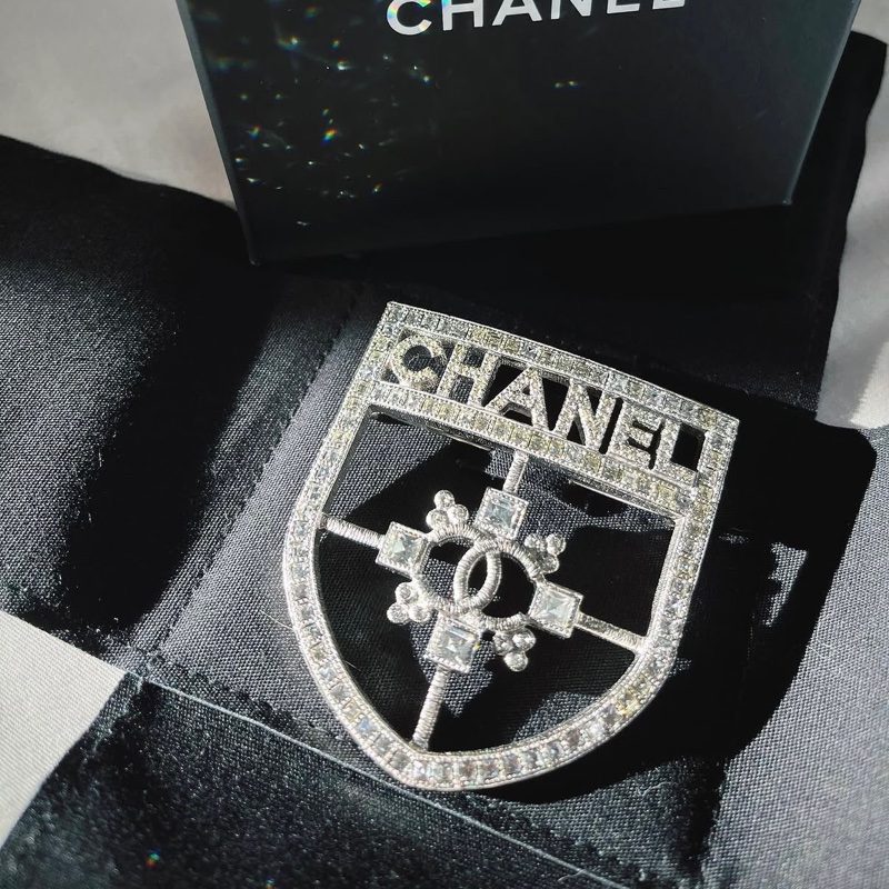 Chanel絕版show款銀水晶盾牌胸針-11