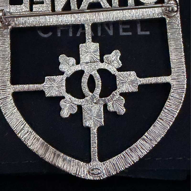 Chanel絕版show款銀水晶盾牌胸針-13