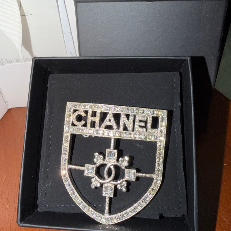 Chanel絕版show款銀水晶盾牌胸針-14