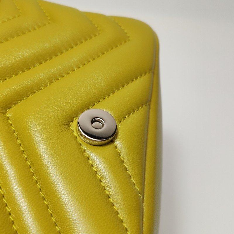 Gucci GG Marmont迷你羊皮V紋絎縫雙G標誌口蓋包斜背包-12