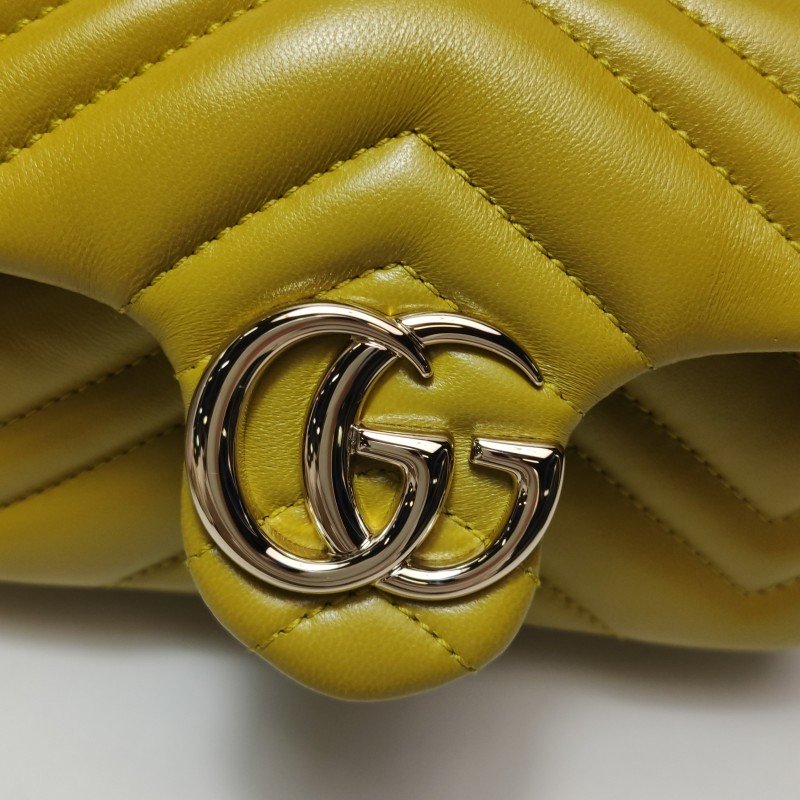 Gucci GG Marmont迷你羊皮V紋絎縫雙G標誌口蓋包斜背包-13