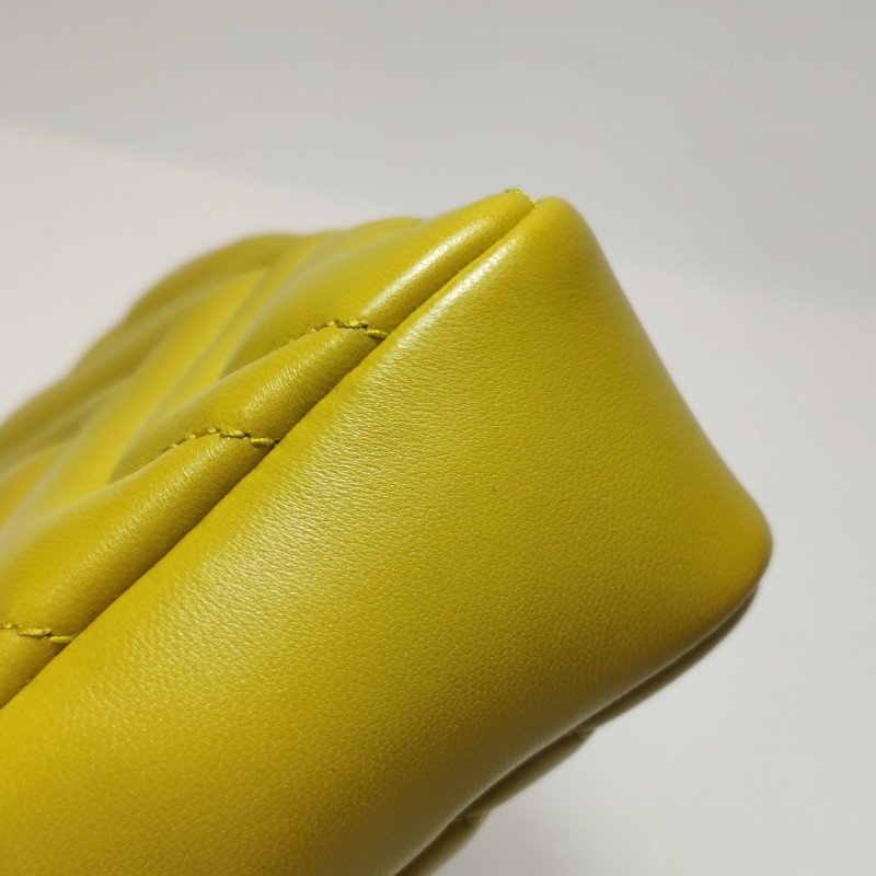 Gucci GG Marmont迷你羊皮V紋絎縫雙G標誌口蓋包斜背包-16