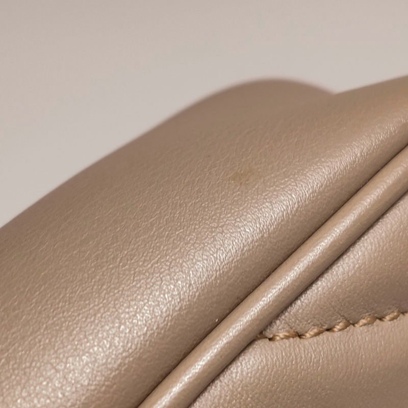 Gucci GG Marmont超迷你牛皮V紋絎縫雙G標誌口蓋包斜背包單肩包-15