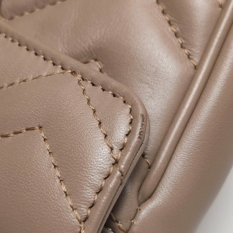 Gucci GG Marmont超迷你牛皮V紋絎縫雙G標誌口蓋包斜背包單肩包-16