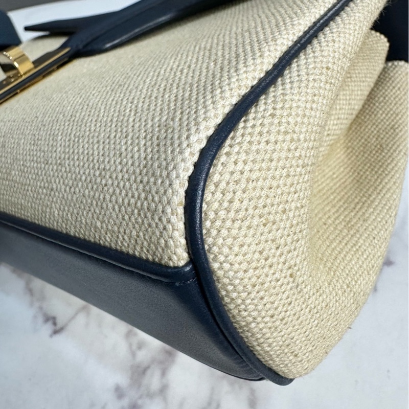 99新 CELINE賽琳，soft 16 香草色/海軍藍拼色設計，翻蓋開合小牛皮拼帆布斜挎單肩包，尺寸:25x17x8 中號-3