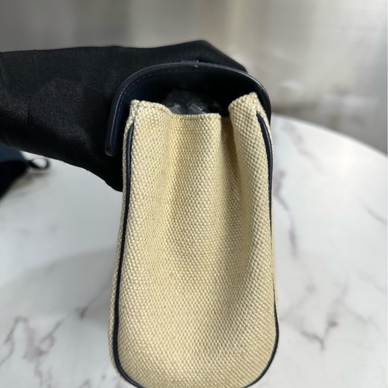 99新 CELINE賽琳，soft 16 香草色/海軍藍拼色設計，翻蓋開合小牛皮拼帆布斜挎單肩包，尺寸:25x17x8 中號-5
