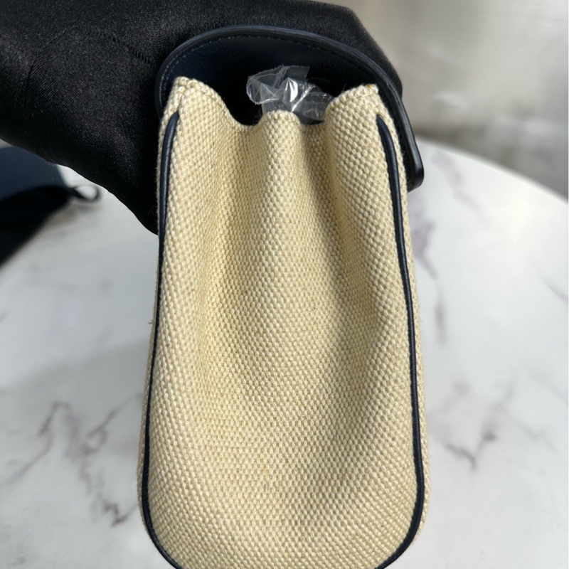 99新 CELINE賽琳，soft 16 香草色/海軍藍拼色設計，翻蓋開合小牛皮拼帆布斜挎單肩包，尺寸:25x17x8 中號-6