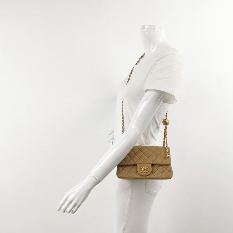 Chanel Classic Flap 季節限定款大mini羊皮金球雙C扣皮穿鏈斜挎包單肩包-1