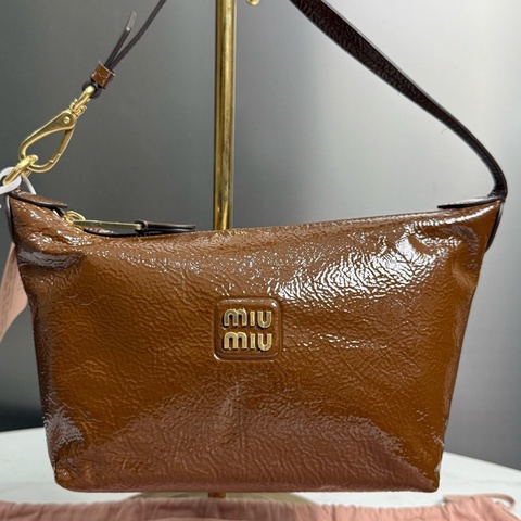 MIUMIU繆繆，Naplak 棕色金扣金屬刻字標誌，油蠟皮飯盒包手提包，尺寸:19x10x15附件：塵袋