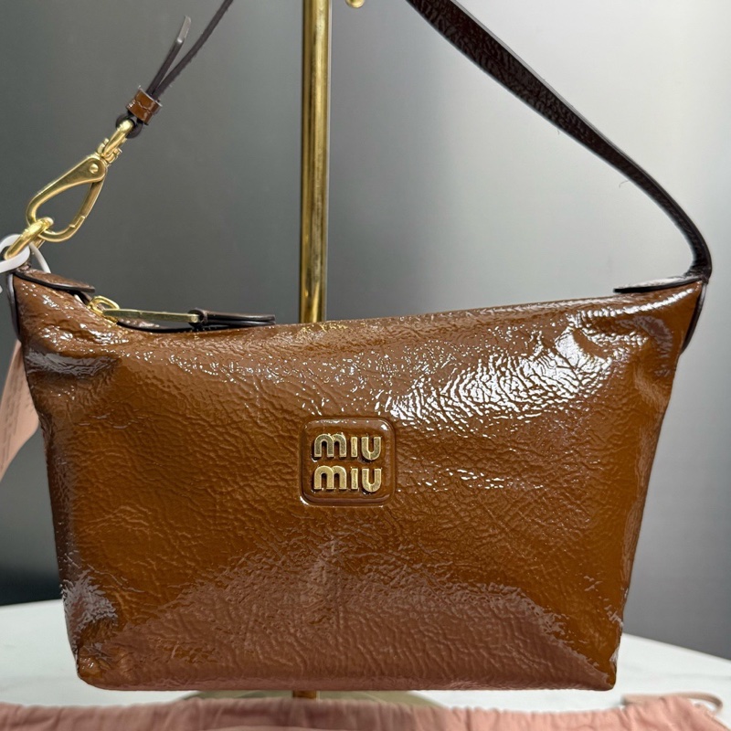 MIUMIU繆繆，Naplak 棕色金扣金屬刻字標誌，油蠟皮飯盒包手提包，尺寸:19x10x15附件：塵袋-0