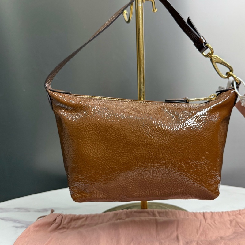 MIUMIU繆繆，Naplak 棕色金扣金屬刻字標誌，油蠟皮飯盒包手提包，尺寸:19x10x15附件：塵袋-1