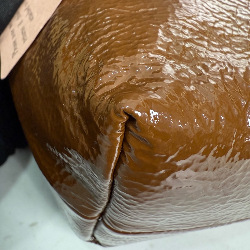 MIUMIU繆繆，Naplak 棕色金扣金屬刻字標誌，油蠟皮飯盒包手提包，尺寸:19x10x15附件：塵袋-2