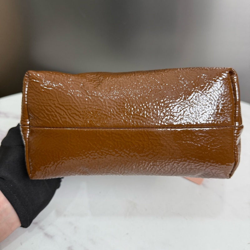 MIUMIU繆繆，Naplak 棕色金扣金屬刻字標誌，油蠟皮飯盒包手提包，尺寸:19x10x15附件：塵袋-6