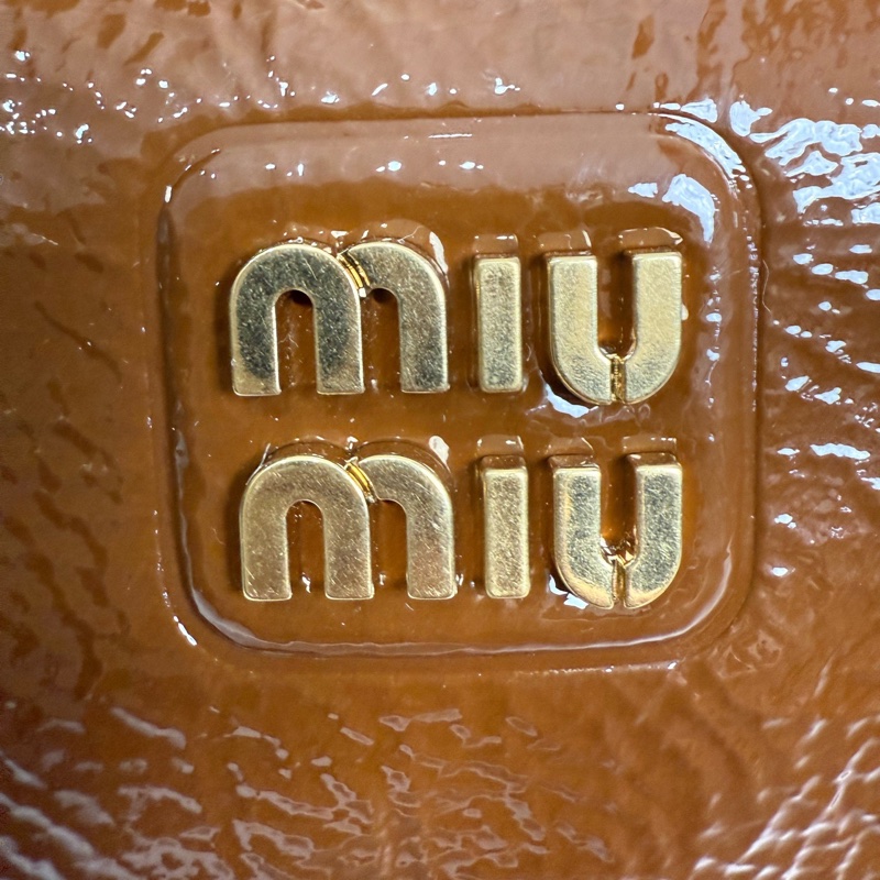 MIUMIU繆繆，Naplak 棕色金扣金屬刻字標誌，油蠟皮飯盒包手提包，尺寸:19x10x15附件：塵袋-8