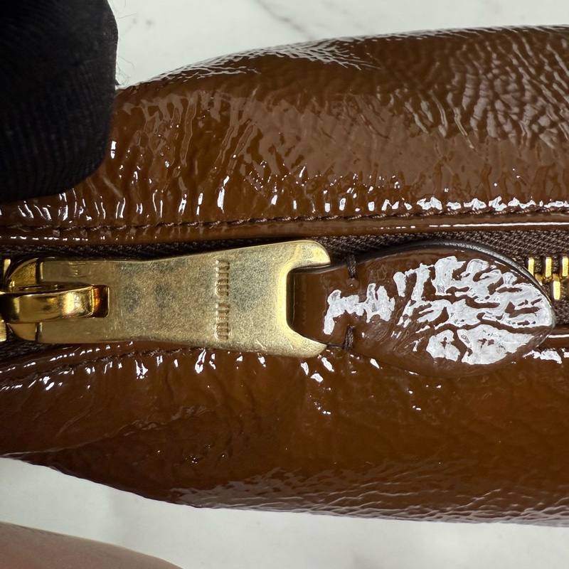 MIUMIU繆繆，Naplak 棕色金扣金屬刻字標誌，油蠟皮飯盒包手提包，尺寸:19x10x15附件：塵袋-10