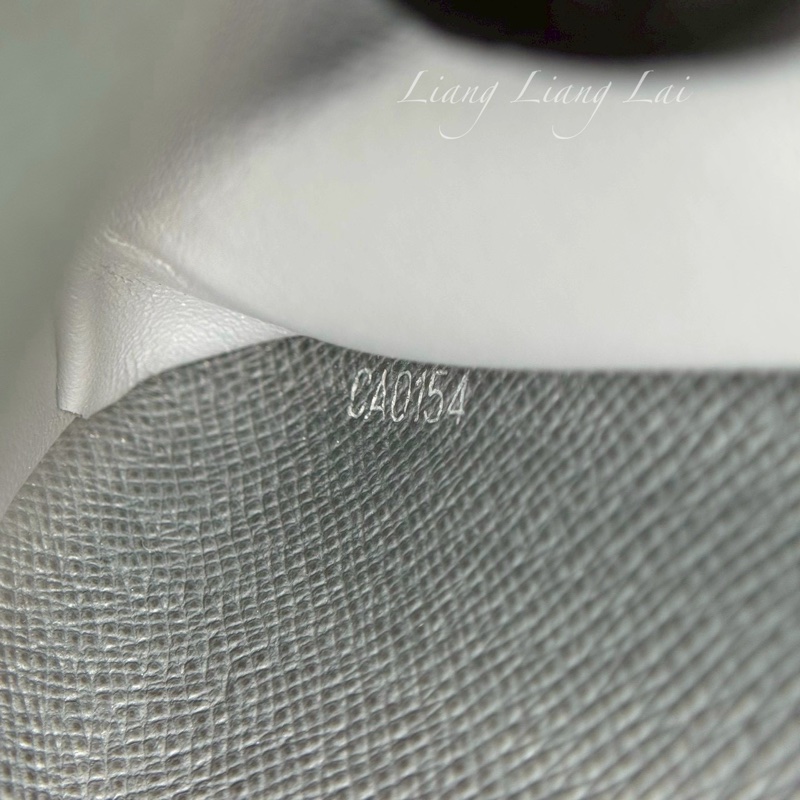 LOUIS VUITTON LV Taiga 牛皮大象灰拉鍊長夾-3