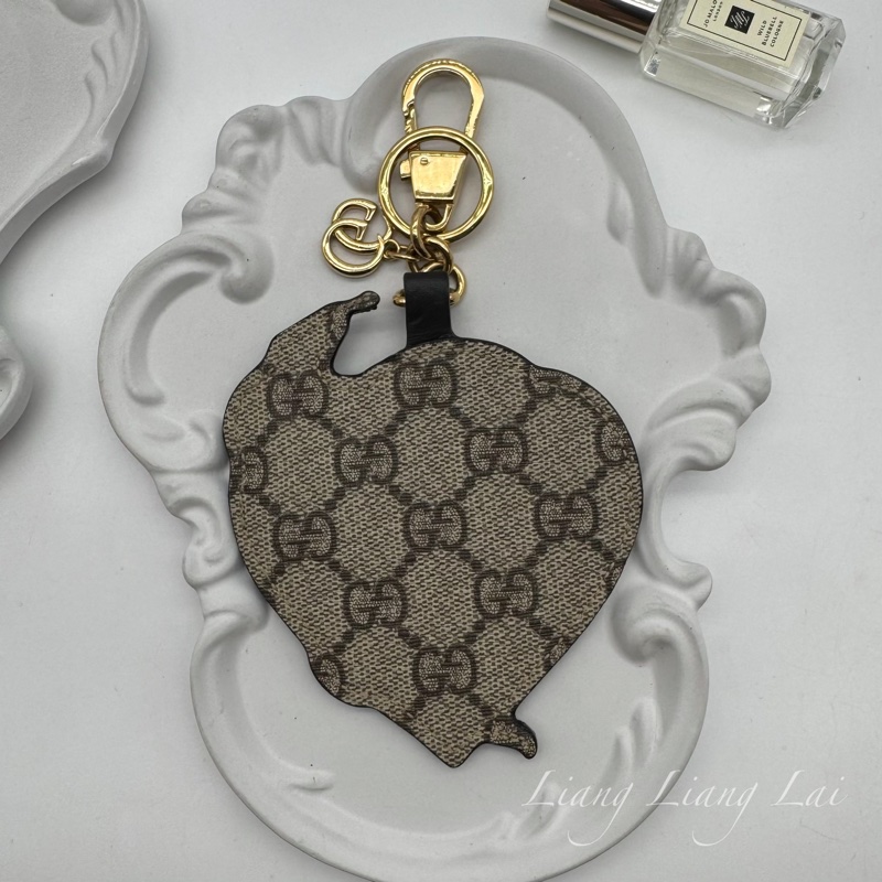 GUCCI GG 古馳Supreme 紅色刺繡心形蛇鏈條掛飾-1