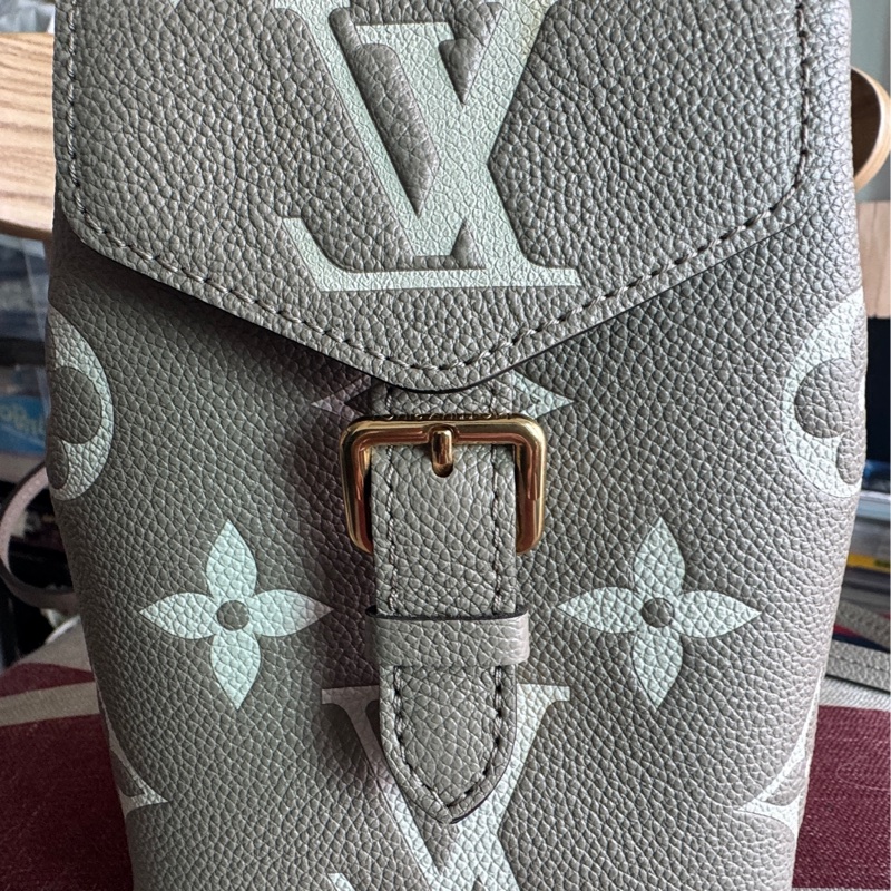 LV tiny斑鳩灰壓紋背包-0