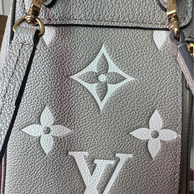 LV tiny斑鳩灰壓紋背包-2