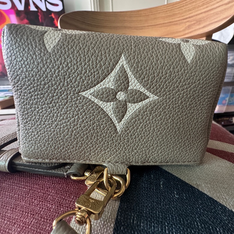 LV tiny斑鳩灰壓紋背包-4